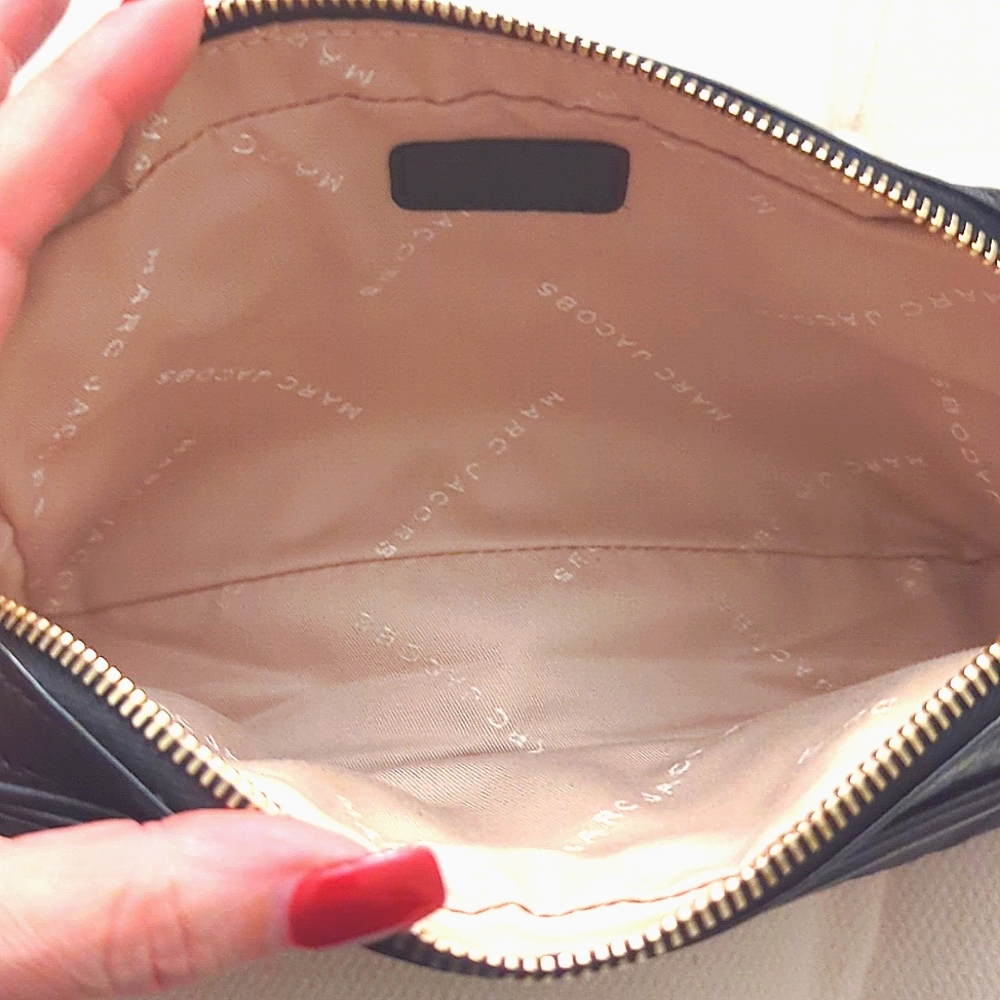 Marc Jacobs black microfiber leather trim - Picture 2 of 6